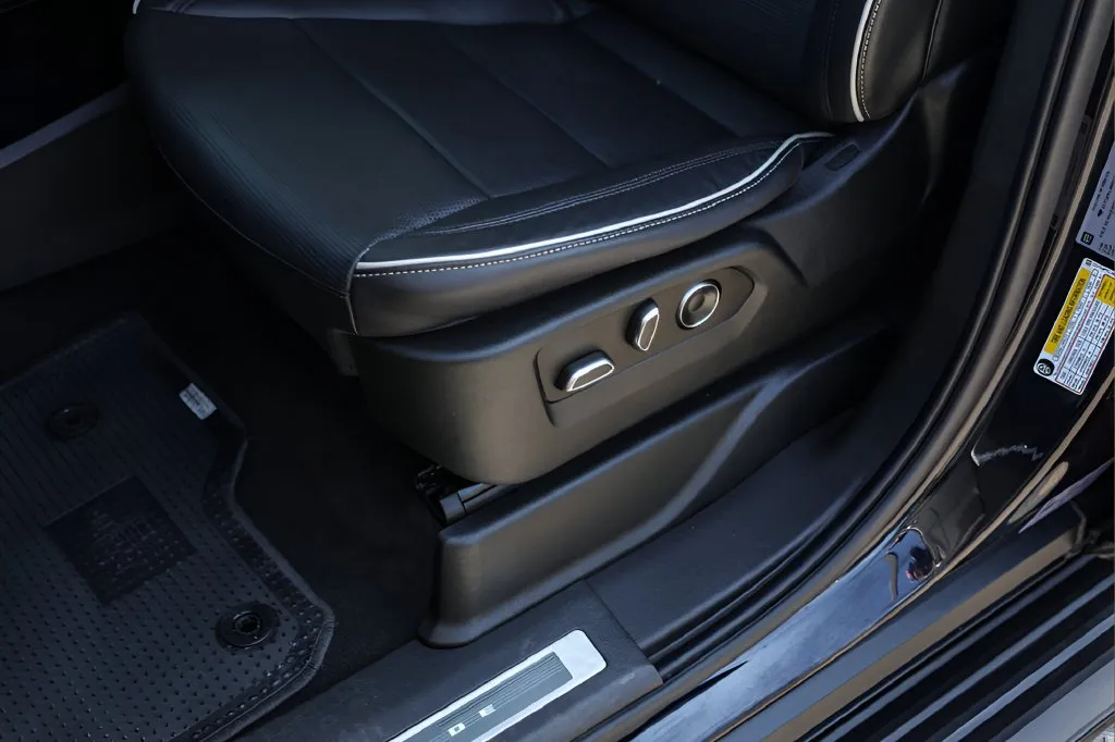 Cadillac Escalade ESV photo 8