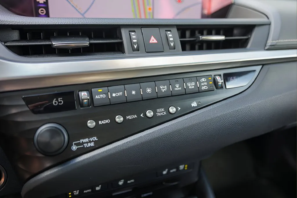 Lexus ES photo 17