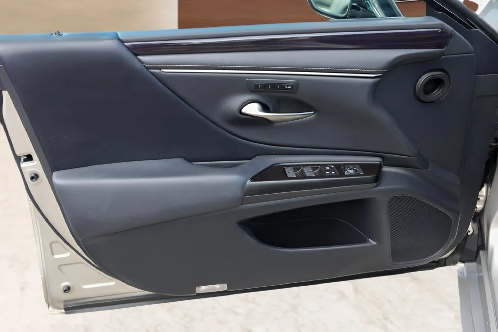 Lexus ES photo 23