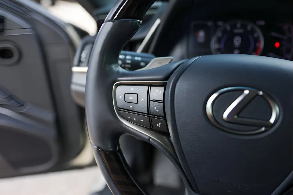 Lexus ES photo 14