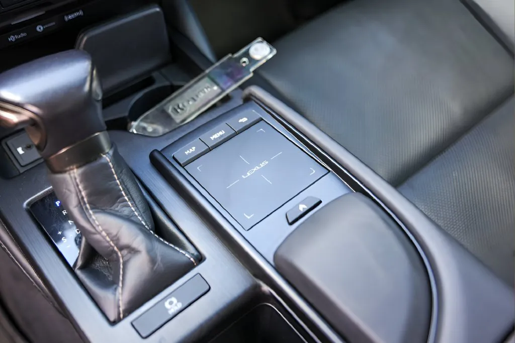 Lexus ES photo 20