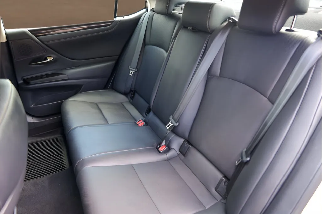 Lexus ES photo 24