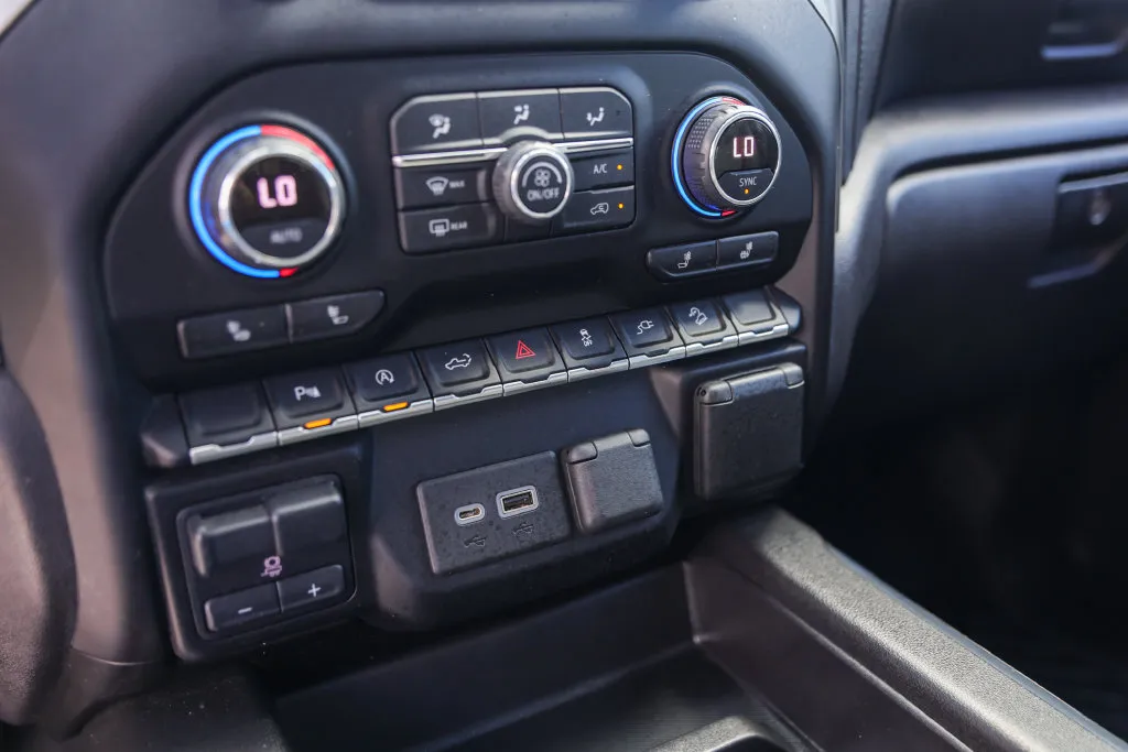 Chevrolet Silverado photo 19