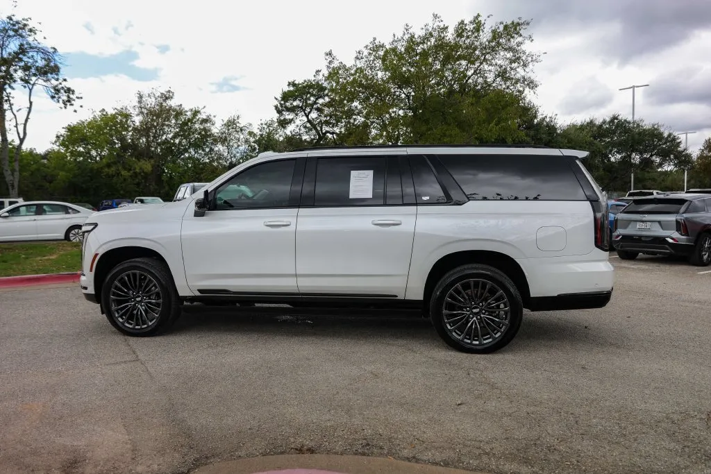 Cadillac Escalade ESV photo 2