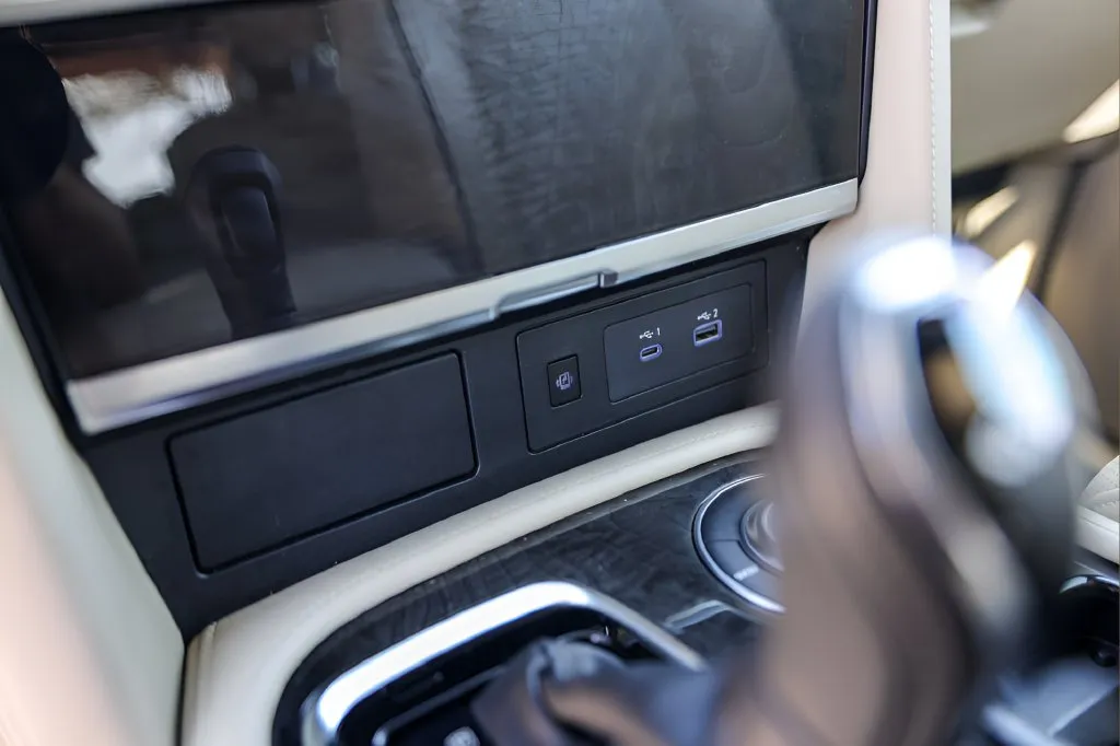 Infiniti QX80 photo 19