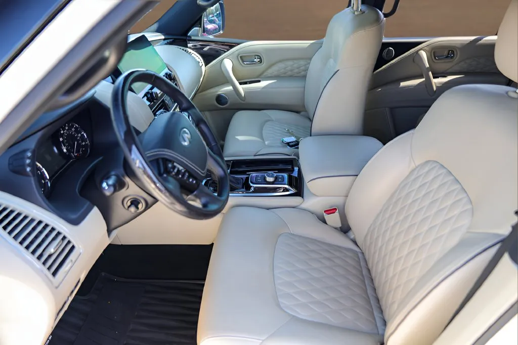 Infiniti QX80 photo 9