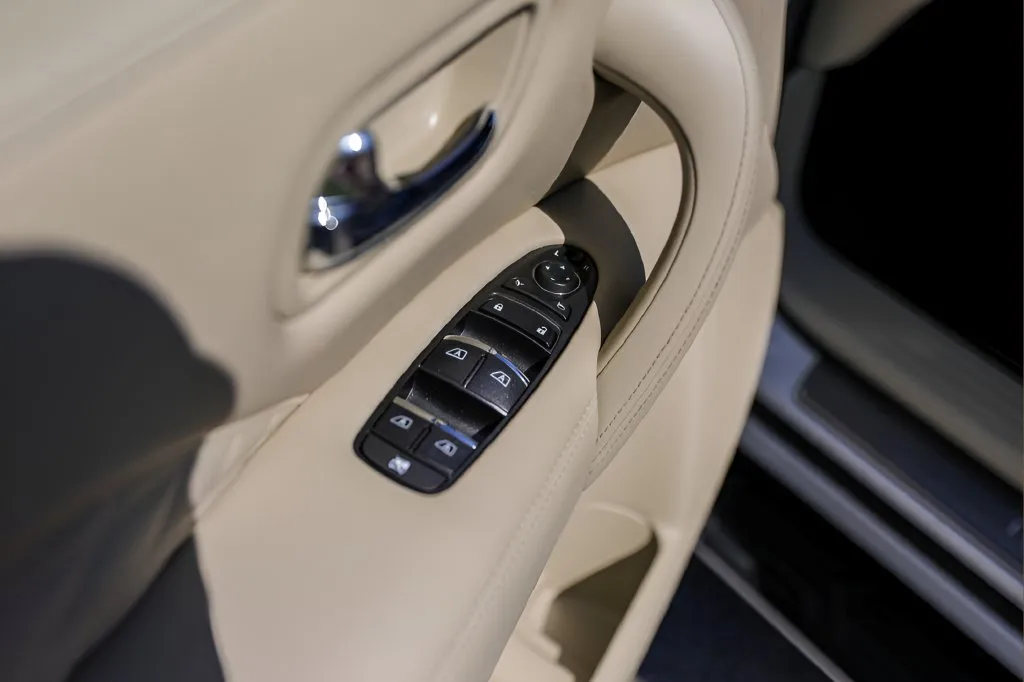 Infiniti QX80 photo 23