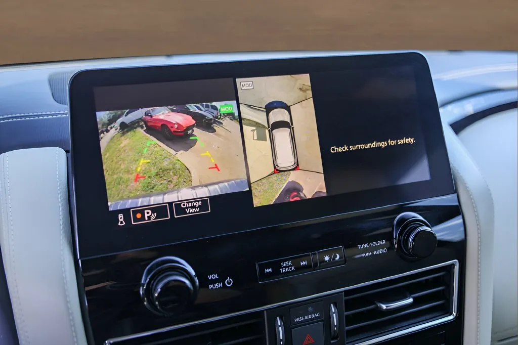 Infiniti QX80 photo 17