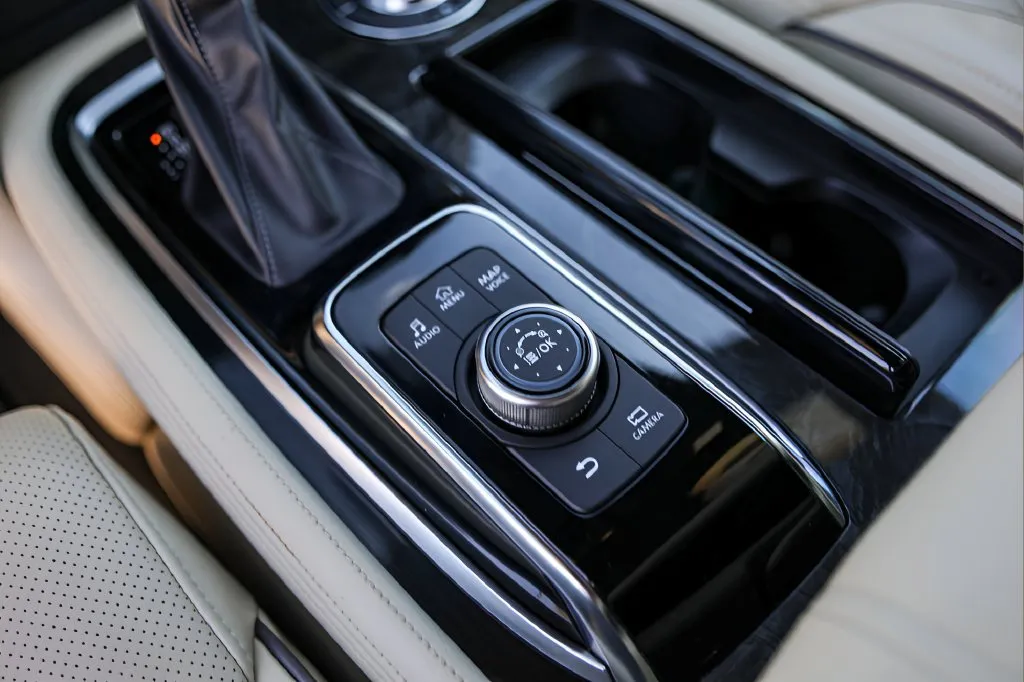 Infiniti QX80 photo 20