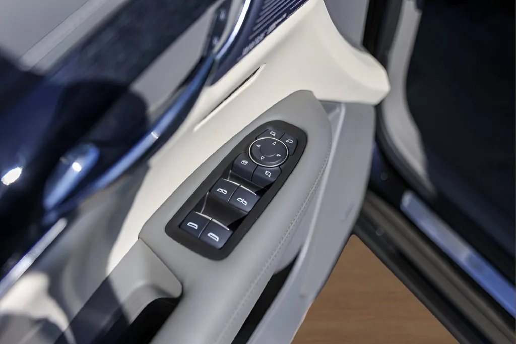 Cadillac XT6 photo 23
