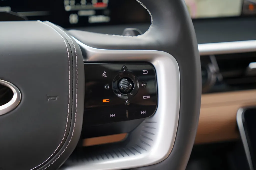 Infiniti QX80 photo 14