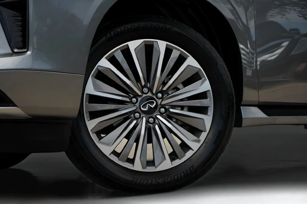 Infiniti QX80 photo 4