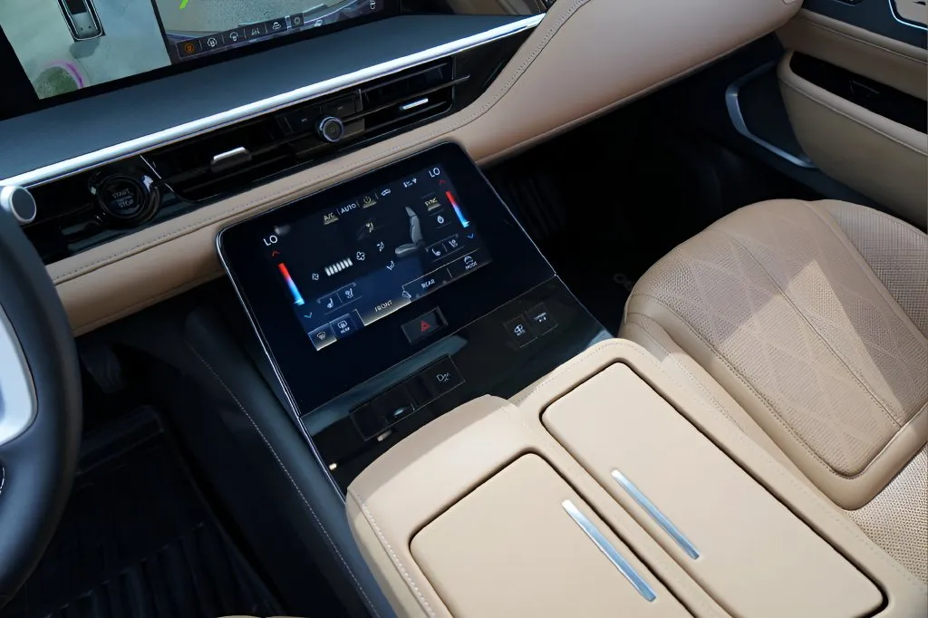 Infiniti QX80 photo 18