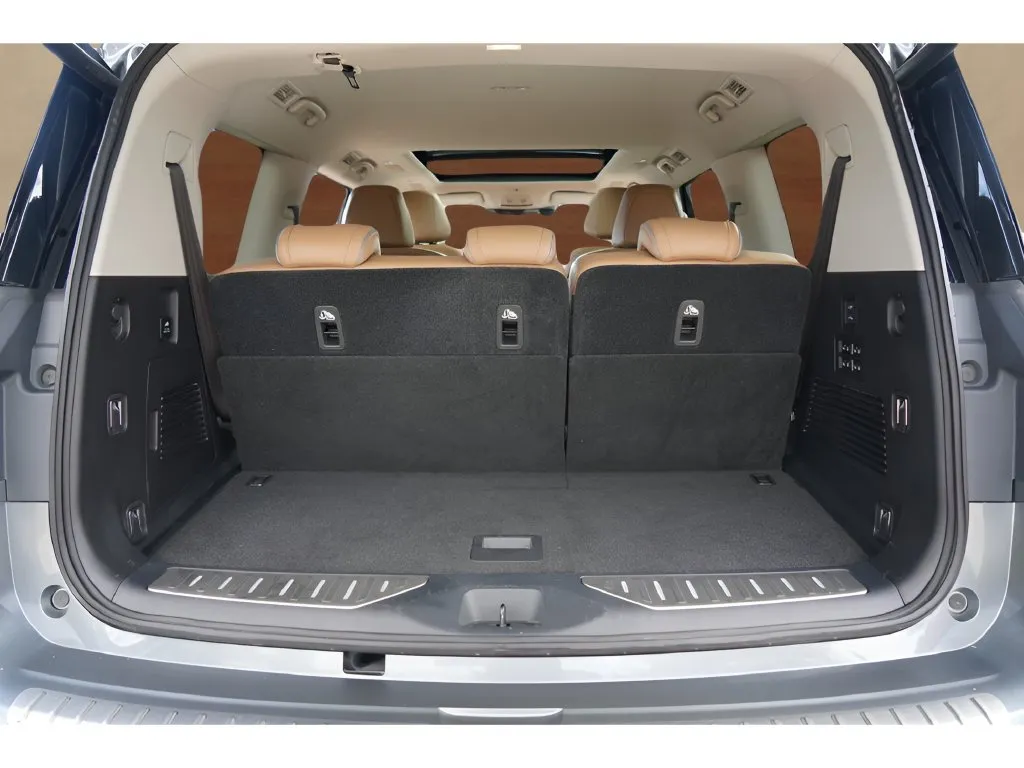 Infiniti QX80 photo 2