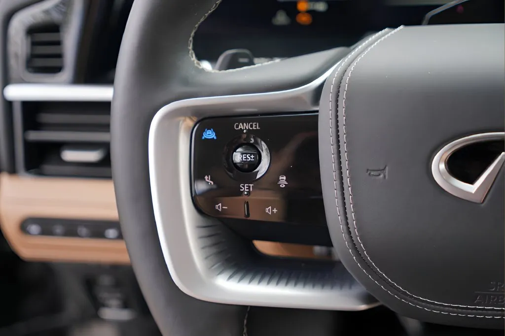 Infiniti QX80 photo 13