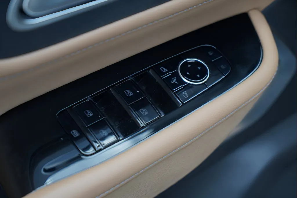 Infiniti QX80 photo 23