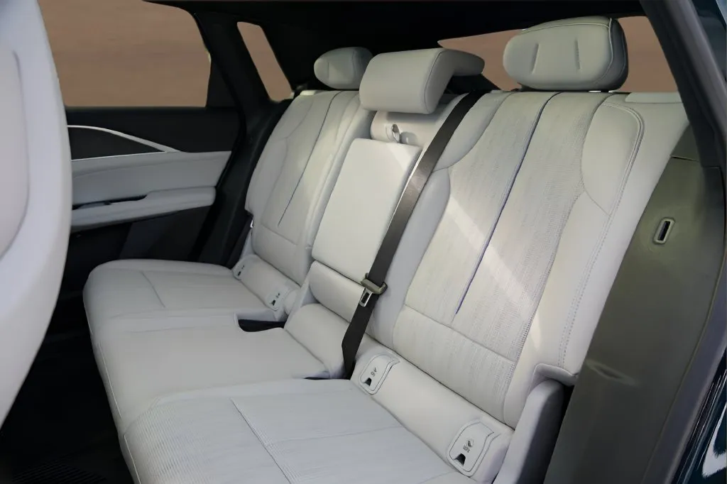 Cadillac Lyriq photo 32