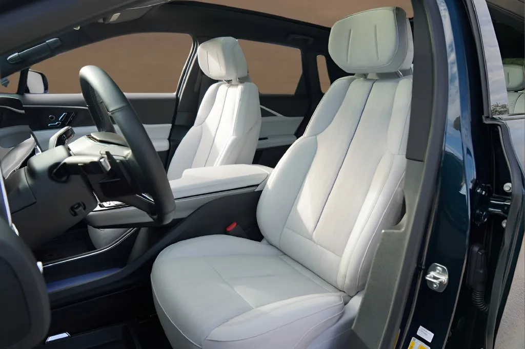 Cadillac Lyriq photo 11