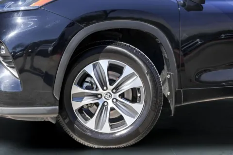 More photos of 2023 Toyota Highlander XLE at Covert Buick GMC, TX