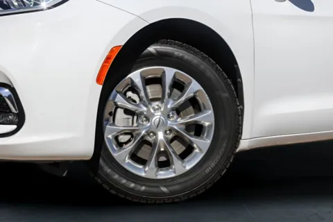 More photos of 2022 Chrysler Pacifica Touring L at Covert Buick GMC, TX