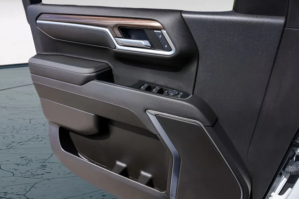 Chevrolet Silverado photo 23