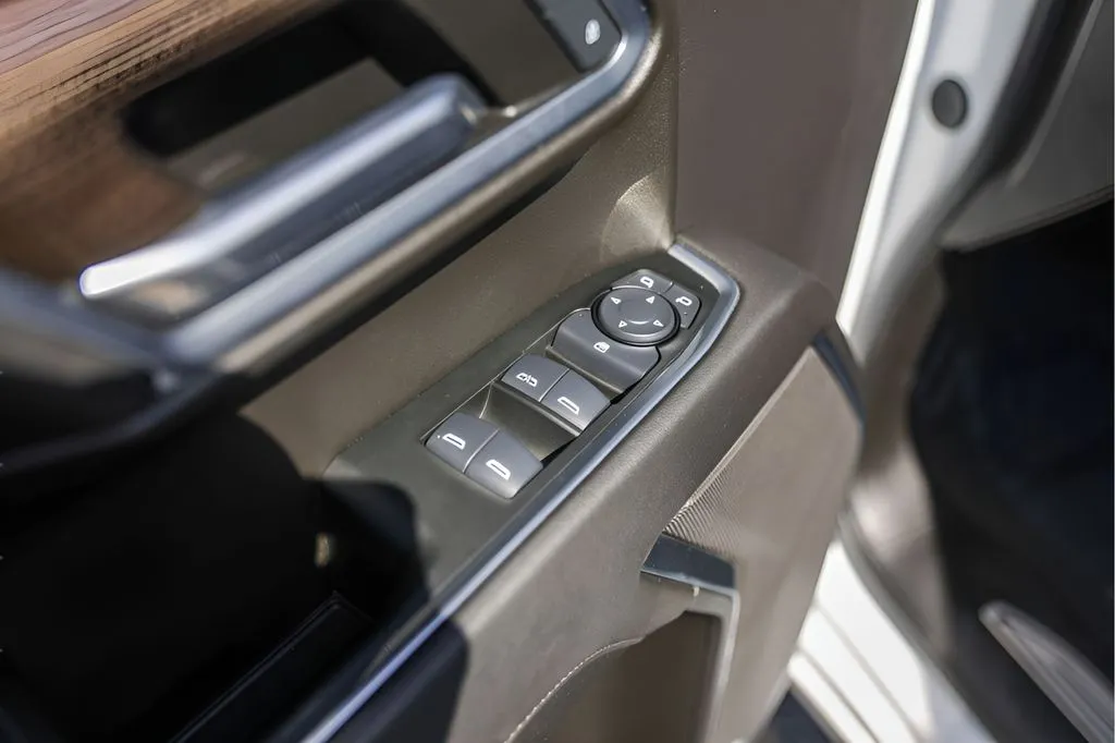 Chevrolet Silverado photo 24