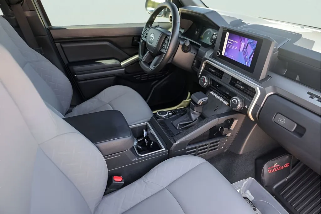 Toyota Tacoma photo 32