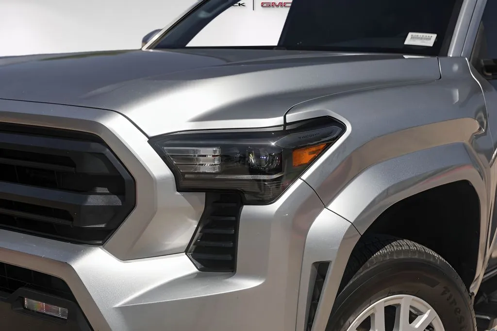 Toyota Tacoma photo 3