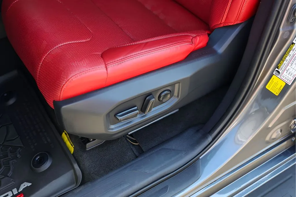 Toyota Sequoia photo 11