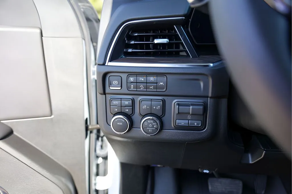Chevrolet Suburban photo 15