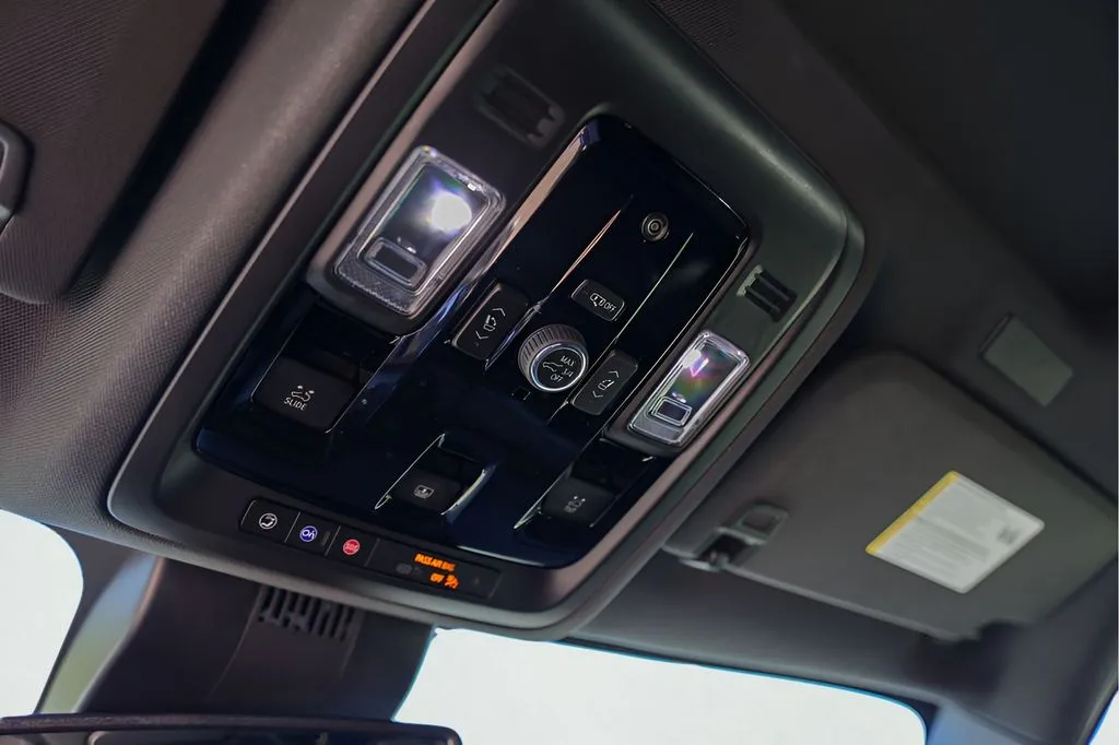Chevrolet Suburban photo 21