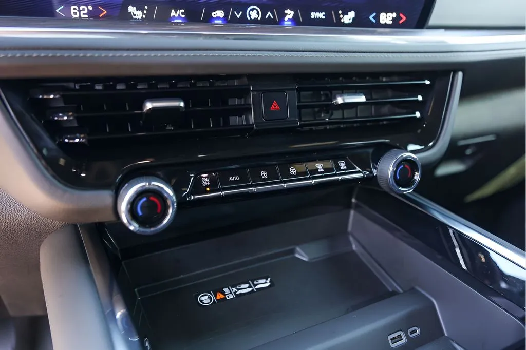 Chevrolet Suburban photo 19