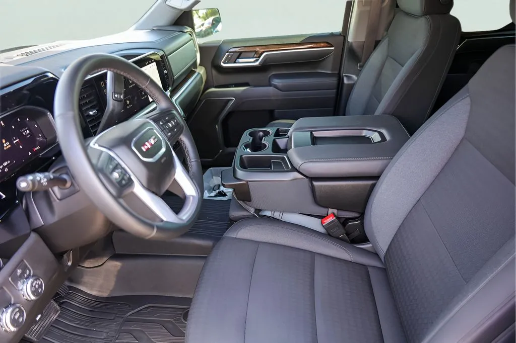 GMC Sierra photo 12