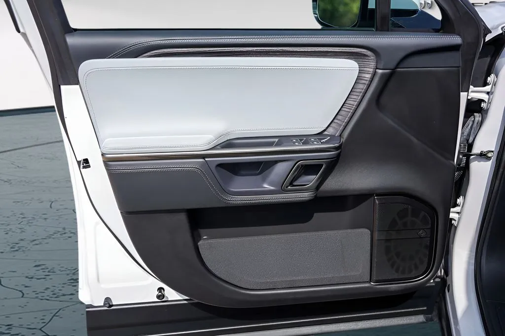 Rivian R1S photo 23