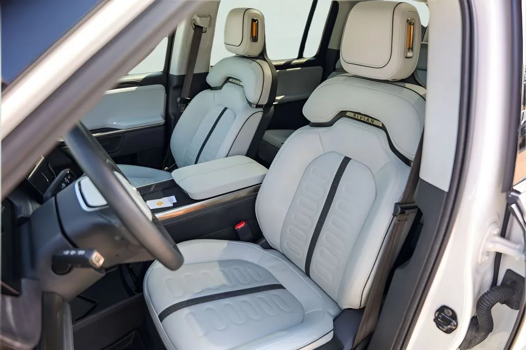 Rivian R1S photo 10