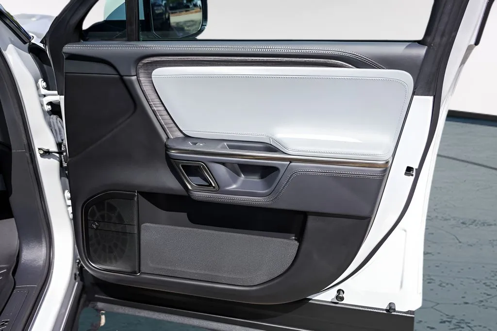 Rivian R1S photo 29
