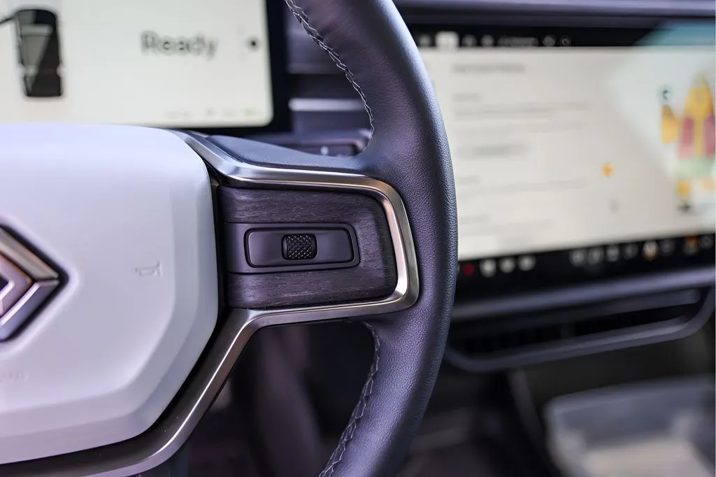 Rivian R1S photo 16
