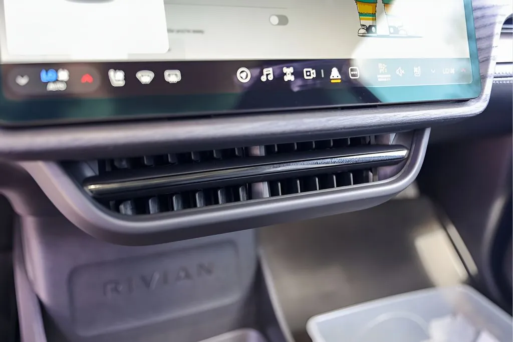 Rivian R1S photo 20