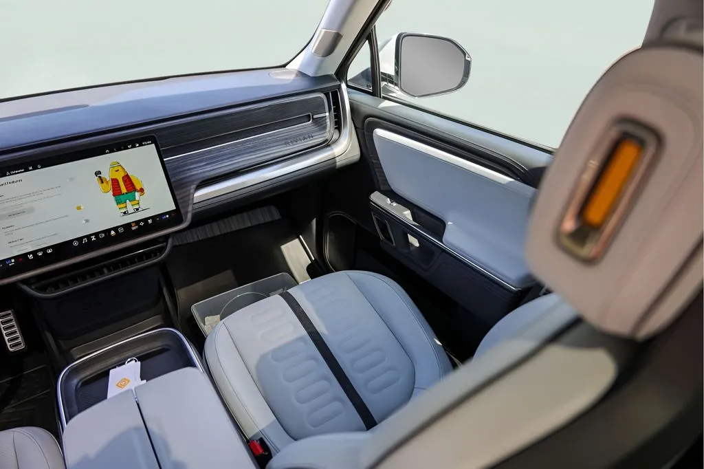 Rivian R1S photo 28
