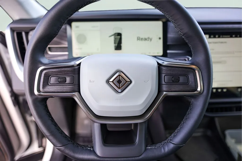Rivian R1S photo 15