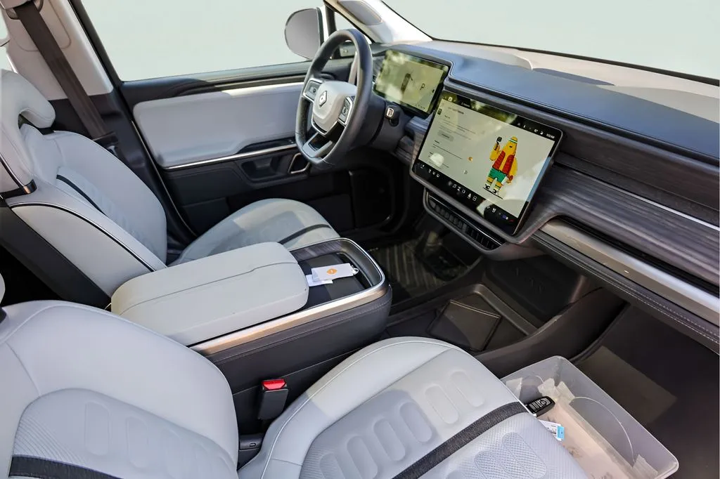 Rivian R1S photo 30