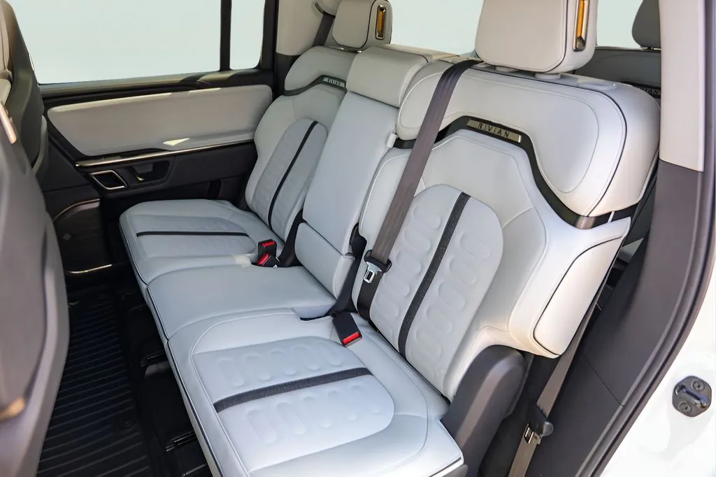 Rivian R1S photo 24