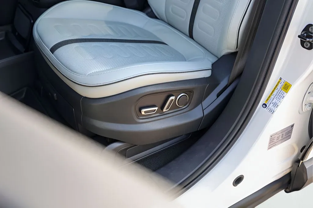 Rivian R1S photo 11
