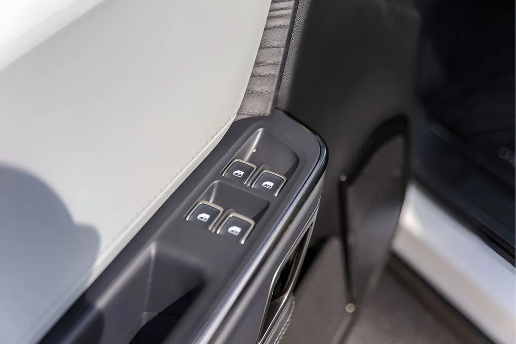 Rivian R1S photo 22