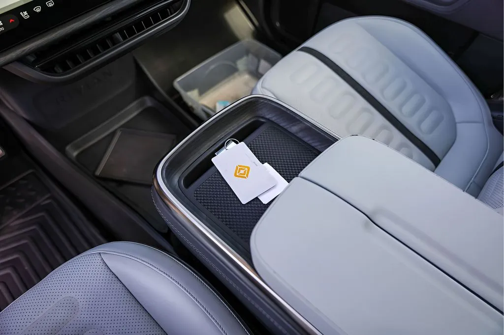 Rivian R1S photo 21