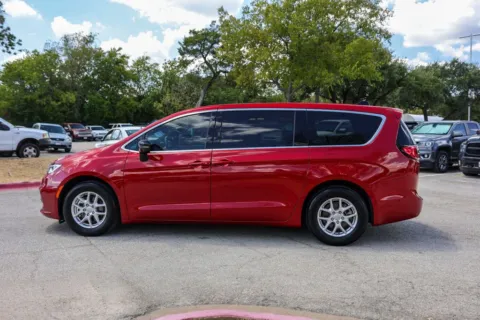 More photos of 2025 Chrysler Pacifica Select at Covert Buick GMC, TX