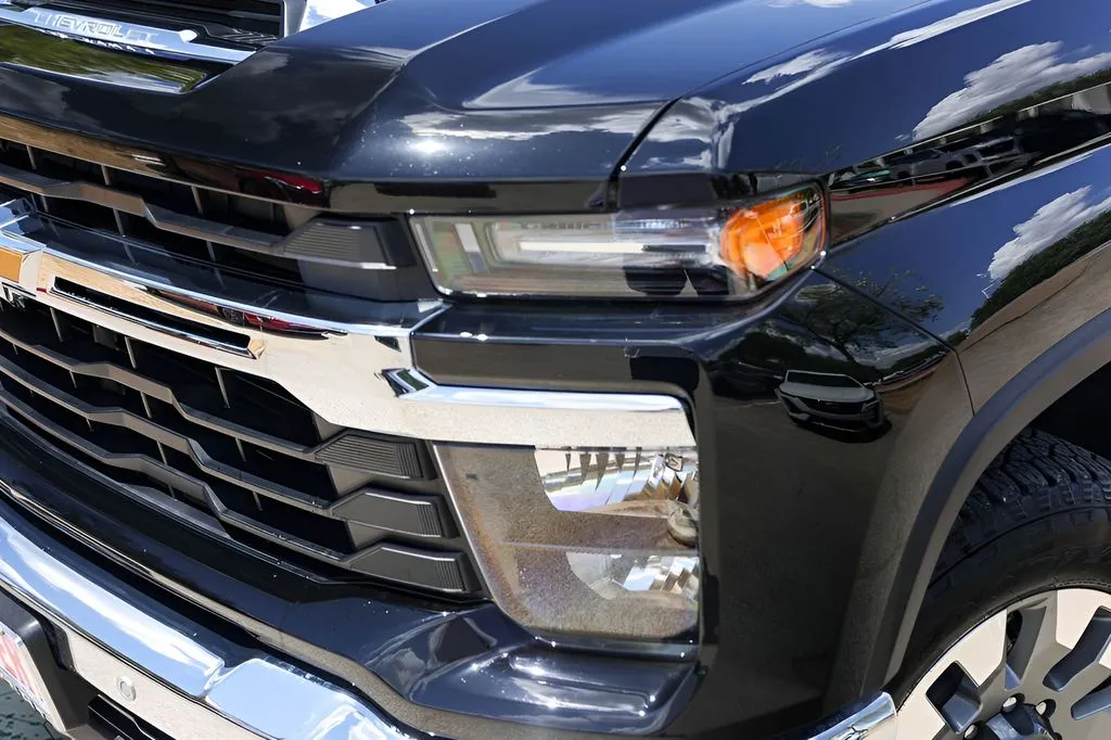Chevrolet Silverado photo 3