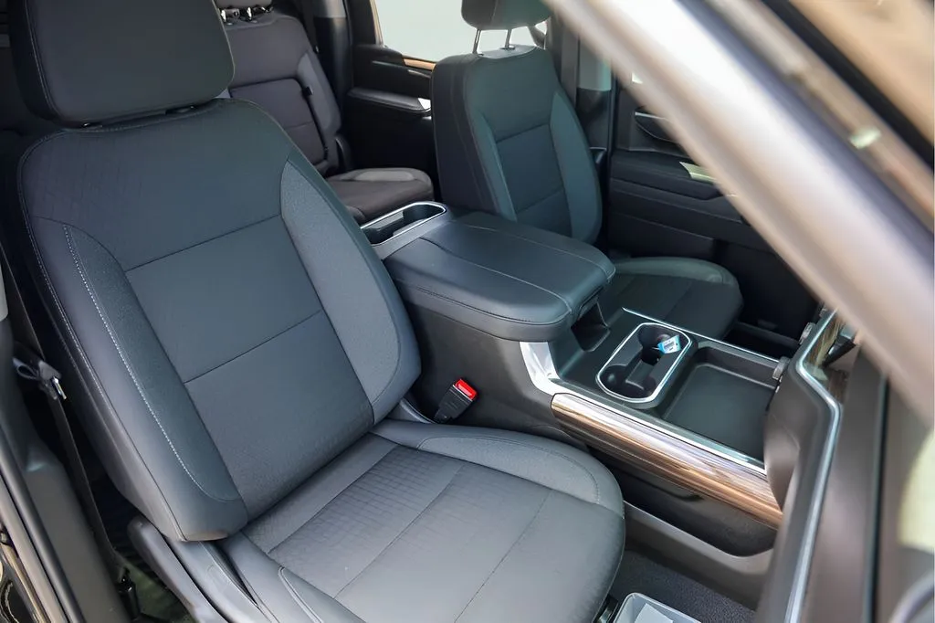 Chevrolet Silverado photo 32