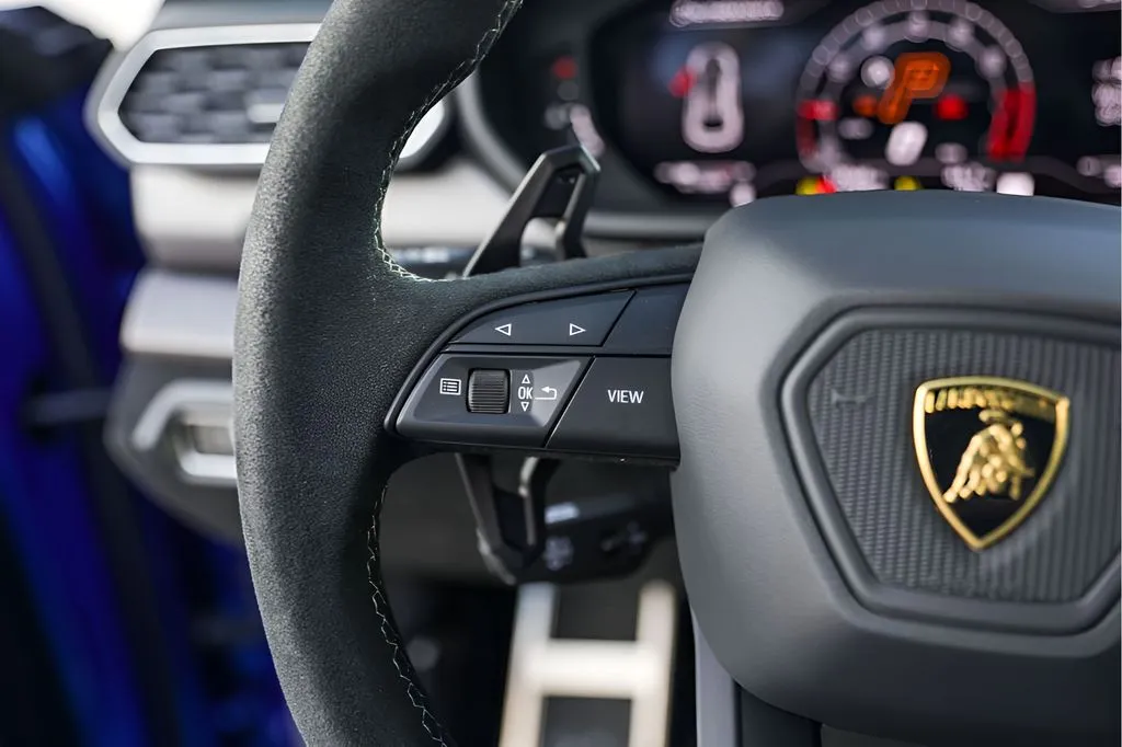 Lamborghini URUS photo 19