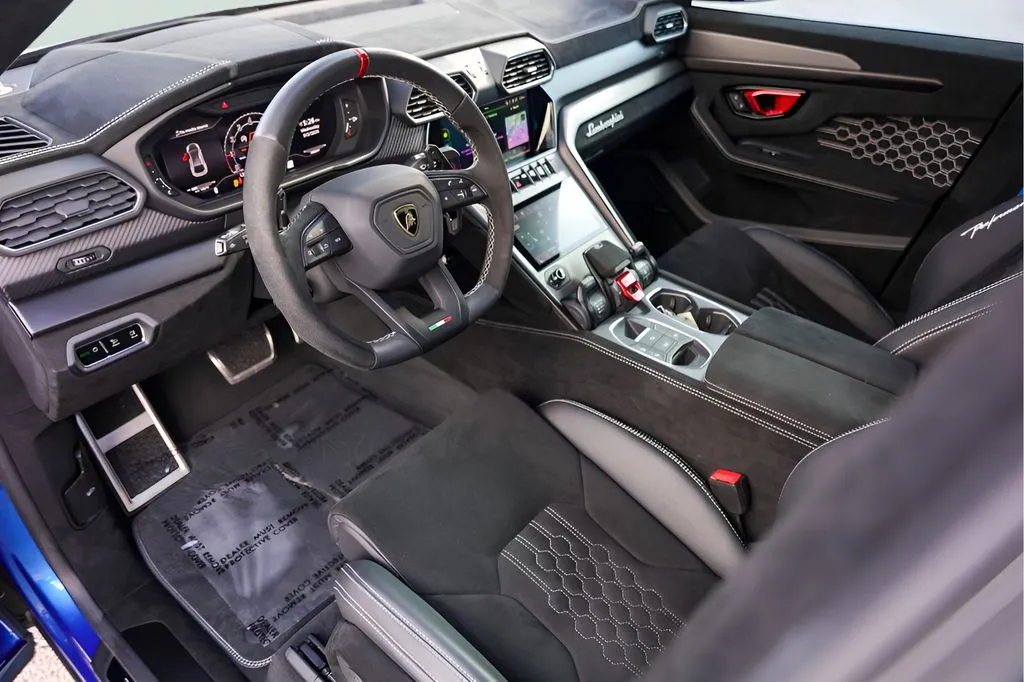 Lamborghini URUS photo 15